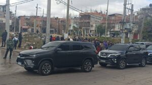 5′ de acting, una obra en construcción de decorado y mucha seguridad: el detrás de escena de la foto de Milei en Villa Celina